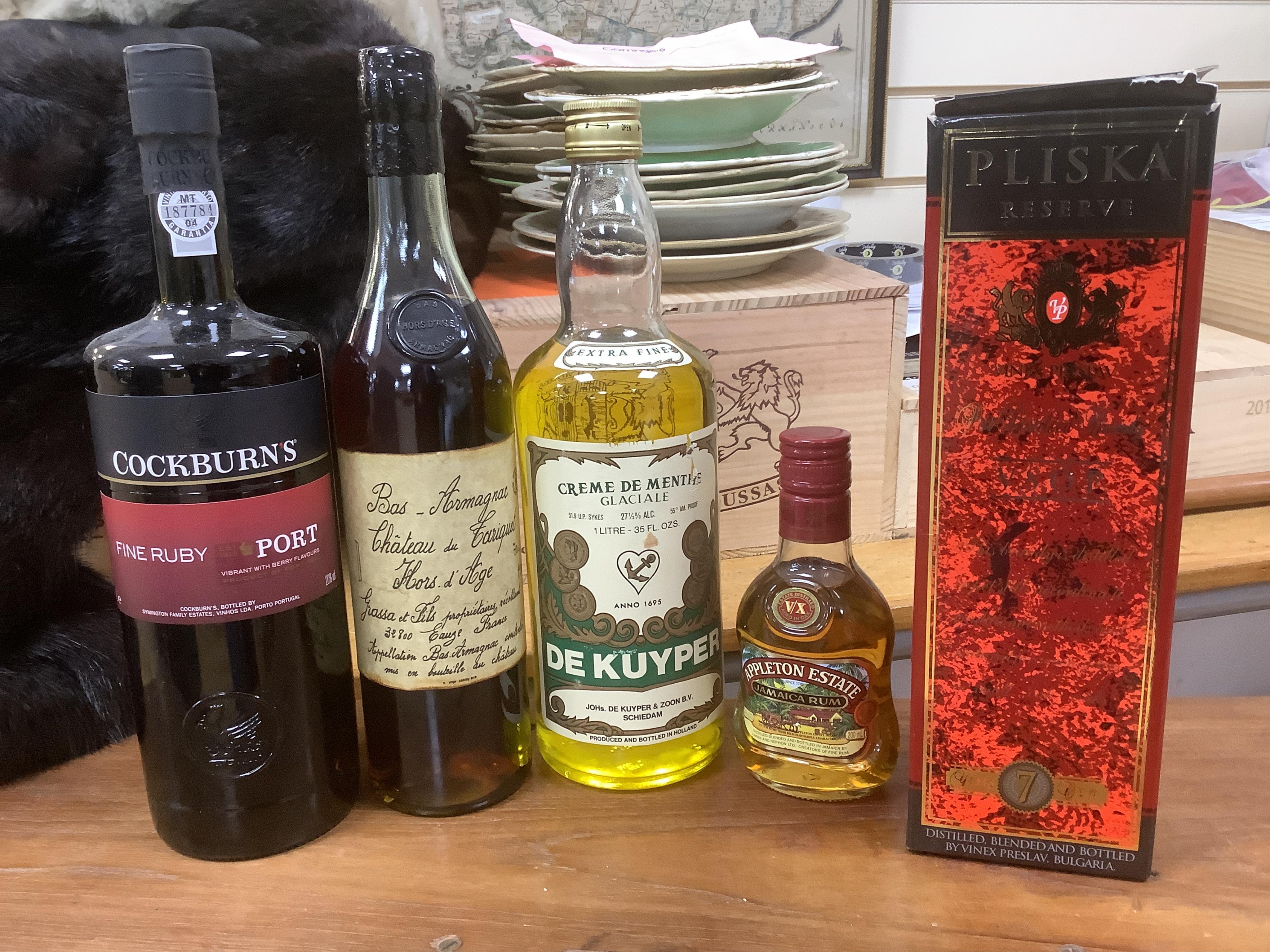 Fourteen bottles of wine and spirits, etc. including Dimple, Campari, Pliska Reserve V.S.O.P. 7 year brandy, Gordons Gin and others. Conditon - varies